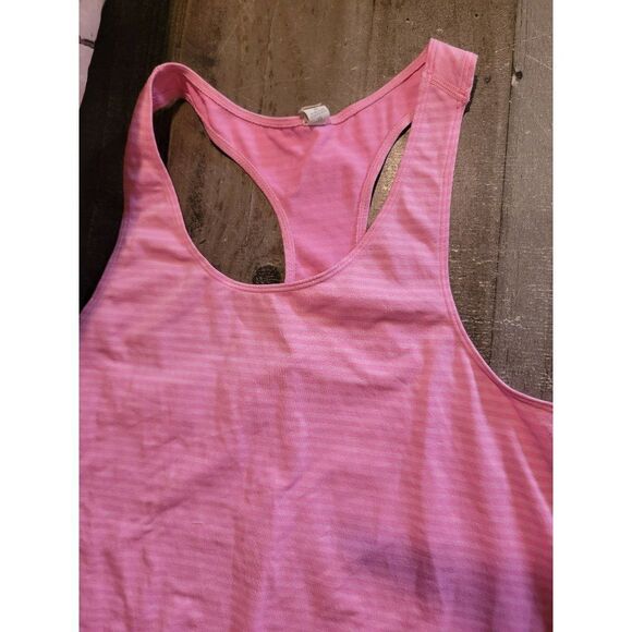 Women's pink Under Armour tank top Medium heat wear - Picture 3 of 5